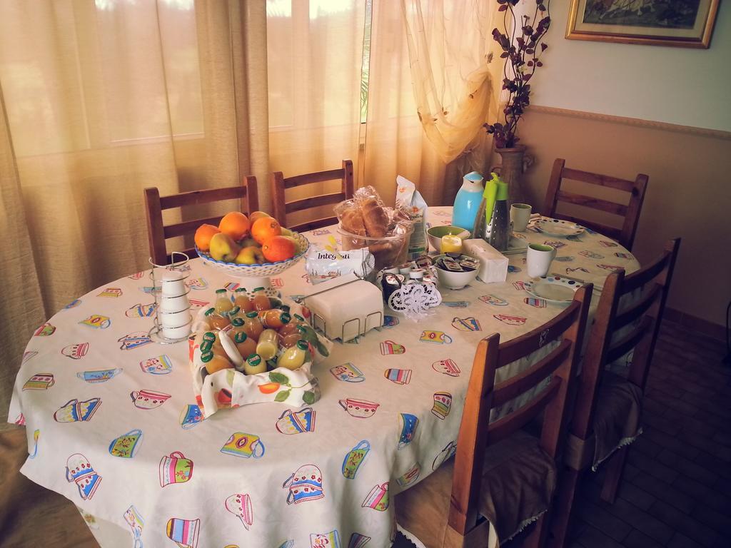 La Finestra Sul Cortile Bed and Breakfast Pomezia Buitenkant foto